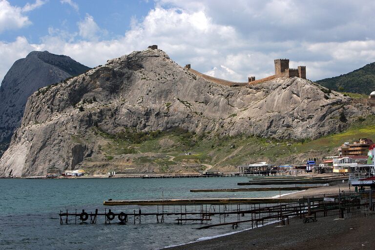 Вид на Генуэзскую крепость в городе Судак Вид на Генуэзскую крепость в городе Судак