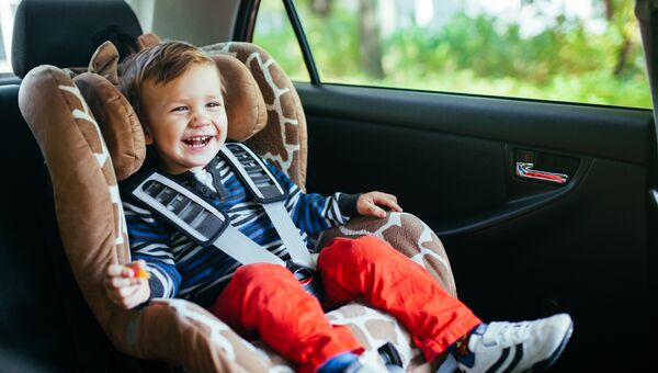 Ребенок в детском автомобильном кресле. Архивное фото