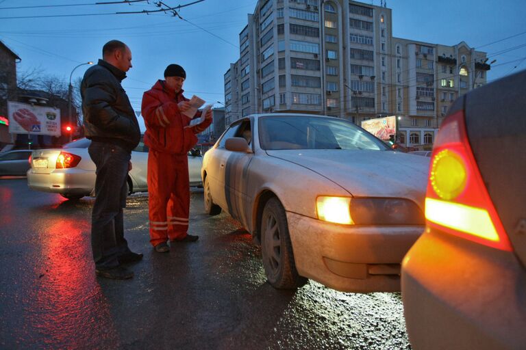 Сотрудник Аварийного комиссариата Новосибирской области оказывает помощь в оформлении документов по ДТП без вызова сотрудников ГИБДД Сотрудник Аварийного комиссариата Новосибирской области оказывает помощь в оформлении документов по ДТП без вызова сотрудников ГИБДД