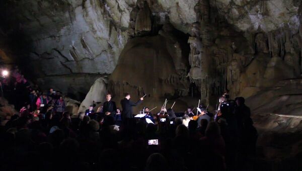 Музыканты исполнили классическую музыку на глубине 40 метров под землей