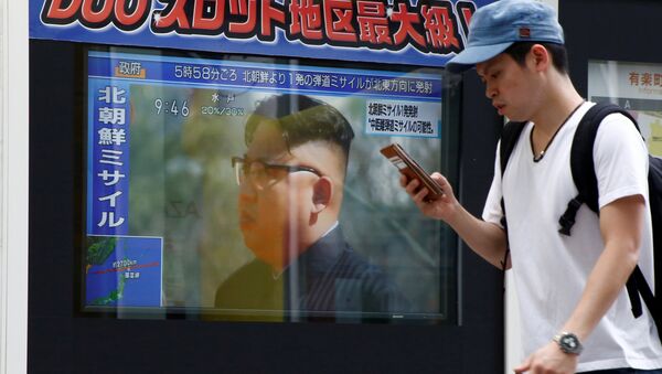 Трансляция новостей о новом пуске северокорейской ракеты в Токио. 29 августа 2017