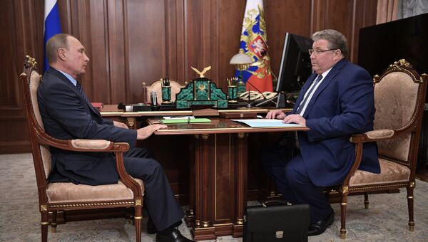Владимир Путин и временно исполняющий обязанности главы Республики Мордовия Владимир Волков во время встречи. 29 августа 2017