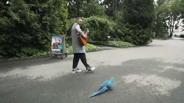 Сергей Шнуров спел для попугая в зоопарке Калининграда