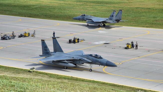 Истребители США F-15C Eagle на авиабазе в литовском городе Шяуляй. 29 августа 2017