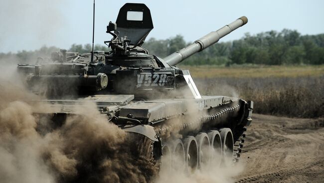 Танк Т-72 Б1 150-й мотострелковой дивизии во время учебных стрельб на полигоне Кадамовский в Ростовской области. Архивное фото