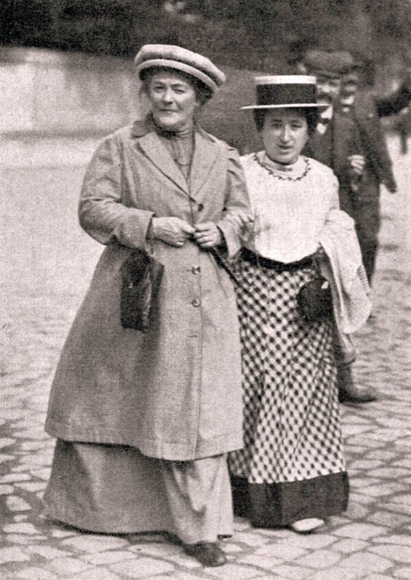 Роза Люксембург и Клара Цеткин, 1910 год      Клара Цеткин (1857 - 1933)