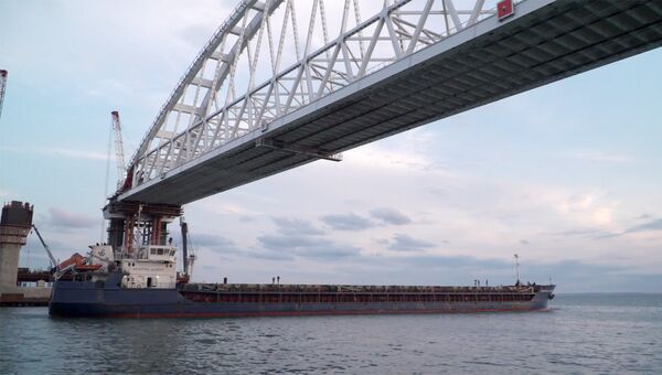 Сухогруз Святитель Алексей стал первым судном, прошедшим под железнодорожной аркой моста в Крым