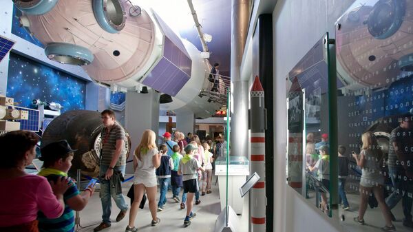 Посетители в Московском Мемориальном музее космонавтики