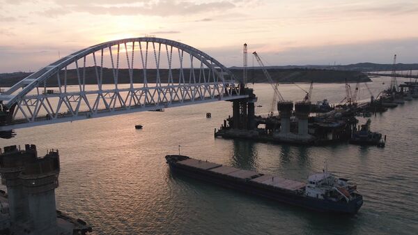 Первый корабль прошел под железнодорожной аркой Крымского моста Первый корабль прошел под железнодорожной аркой Крымского моста