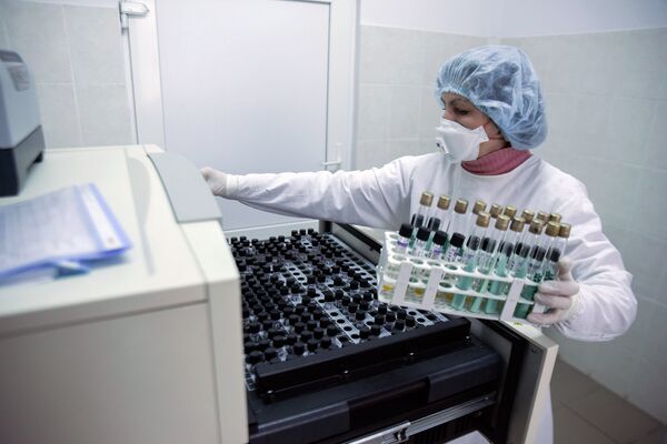 Врач готовит образцы для тестирования на туберкулез на Украине Врач готовит образцы для тестирования на туберкулез на Украине