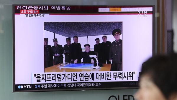 Трансляция новостей про лидера КНДР Ким Чен Ына, который провел новые ракетные пуски. 30 августа 2017