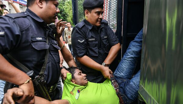 Малайзийская полиция задержала демонстранта во время протеста в Куала-Лумпуре. 30 августа 2017