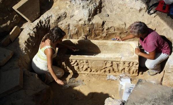 Уникальные древнеримские саркофаги, найденные у футбольного стадиона в Риме