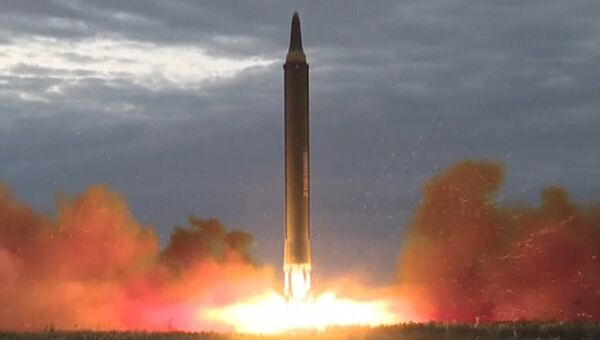 Кадры запуска северокорейской баллистической ракеты Хвасон-12