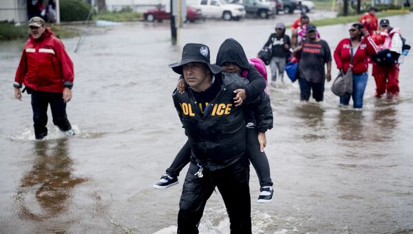 Жители Хьюстона спасаются с затопленного района после урагана Харви, штат Техас