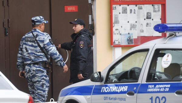 Сотрудники полиции у ОВД Китай-город в Москве, куда доставлен обвиняемый в хулиганстве бизнесмен Умар Джабраилов. 30 августа 2017