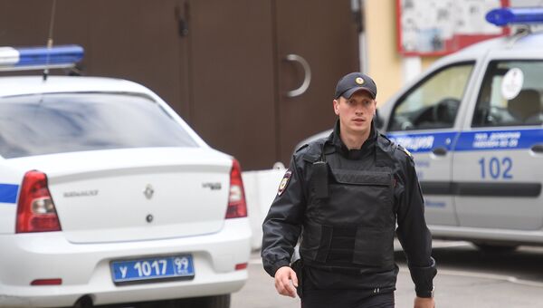 Сотрудник полиции у ОВД Китай-город в Москве, куда доставлен обвиняемый в хулиганстве бизнесмен Умар Джабраилов. 30 августа 2017
