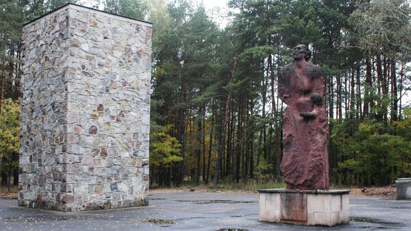 Памятник жертвам нацистского режима на территории лагеря смерти Собибор в Польше. Архивное фото