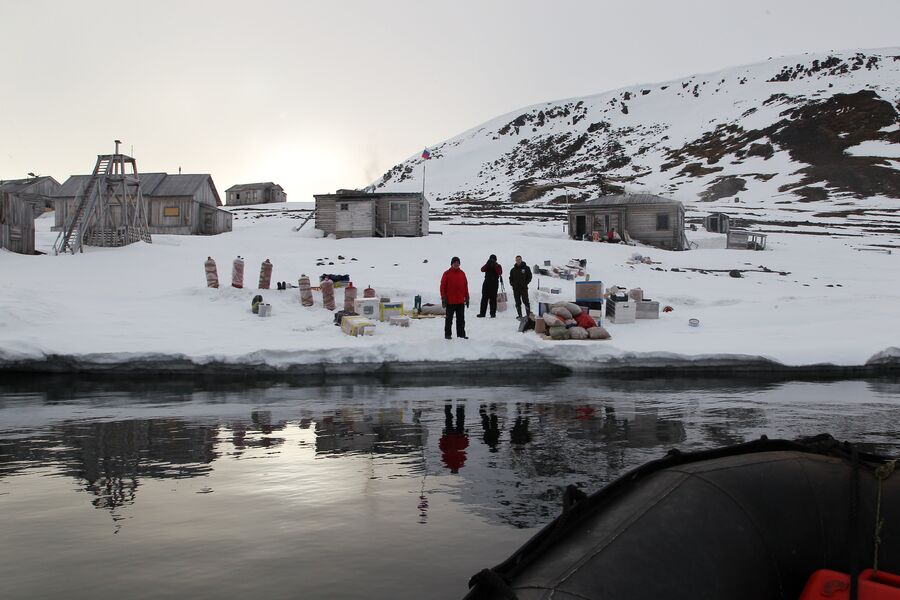Инспекторы национального парка «Русская Арктика» во время высадки на остров Гукера