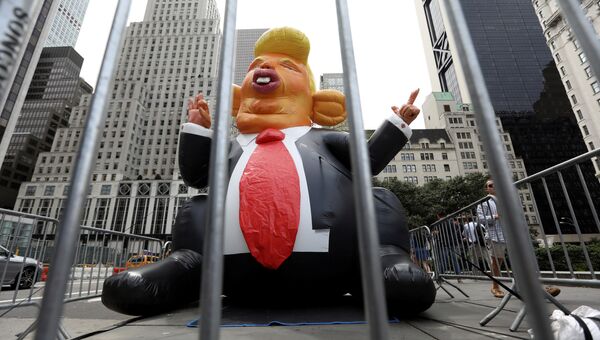 Огромная надувная фигура крысы в образе президента США Дональда Трампа в Нью-Йорке. Архивное фото