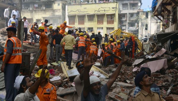Спасатели на месте обрушения здания в Мумбаи, Индия. 31 августа 2017
