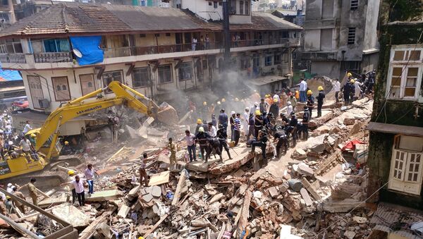 Спасатели на месте обрушения здания в Мумбаи, Индия. 31 августа 2017