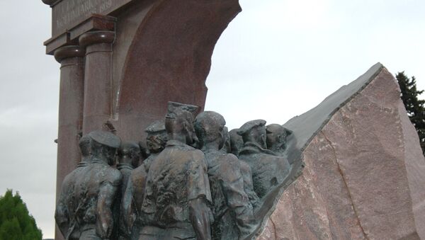 Памятник  Советские добровольцы уходят в землю Испании на кладбище Фуэнкарраль. Архивное фото