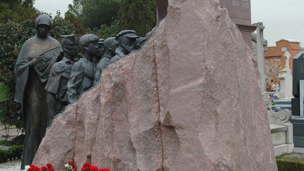 Памятник  Советские добровольцы уходят в землю Испании на кладбище Фуэнкарраль