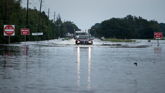 Затопленная дорога, ведущая к химическому заводу Arkema в Техасе
