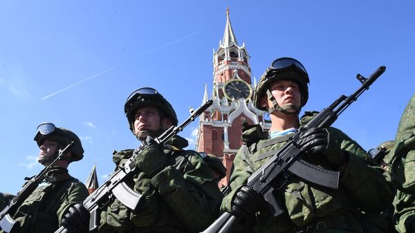 Военнослужащие на Красной площади в Москве