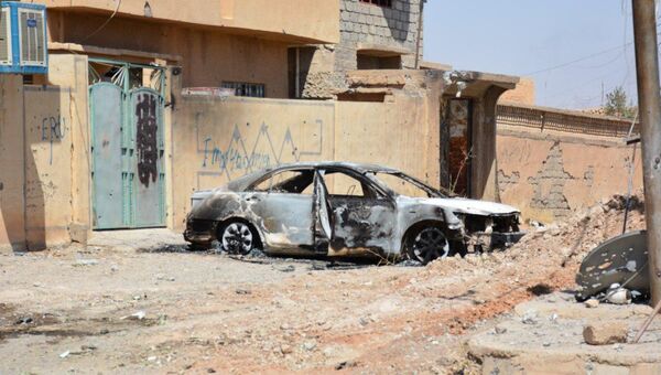 Сгоревший автомобиль в городе Талль-Афар, Ирак. Архивное фото
