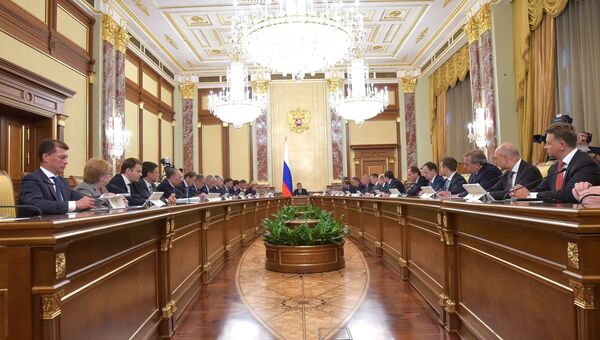 Дмитрий Медведев проводит совещание с членами кабинета министров РФ в Доме правительства РФ