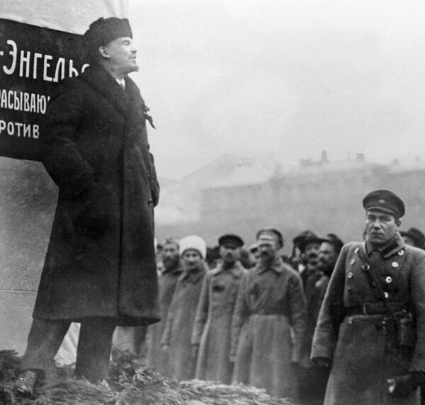 Владимир Ильич Ленин на открытии временного памятника Карлу Марксу и Фридриху Энгельсу на площади Революции в Москве Владимир Ильич Ленин на открытии временного памятника Карлу Марксу и Фридриху Энгельсу на площади Революции в Москве