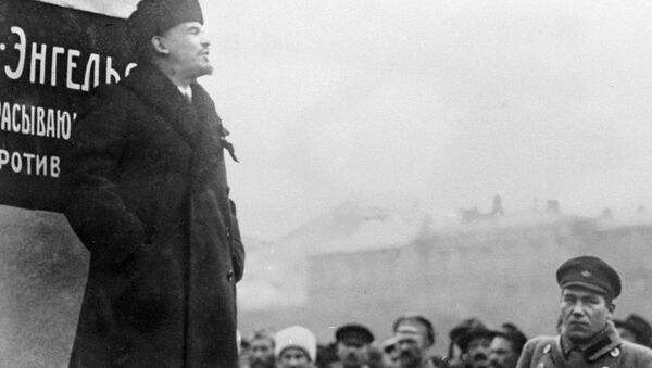 Владимир Ильич Ленин на открытии временного памятника Карлу Марксу и Фридриху Энгельсу на площади Революции в Москве