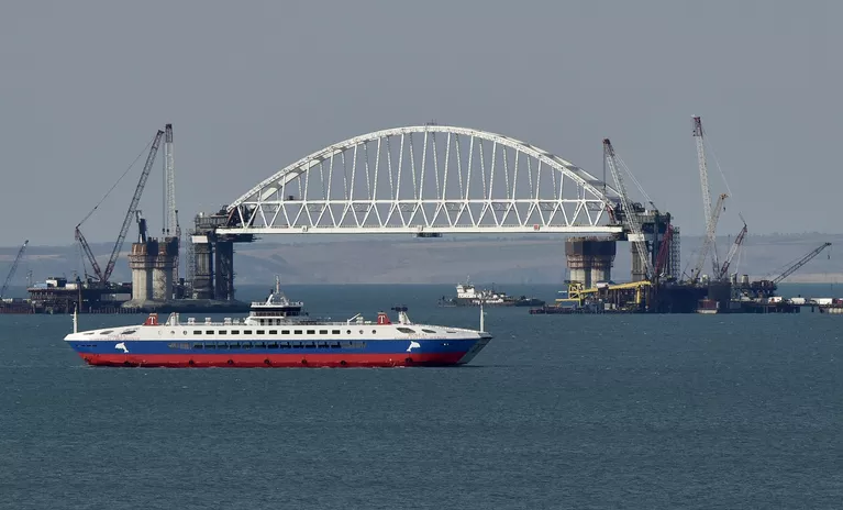 Железнодорожная арка строящегося моста через Керченский пролив, поднятая до проектной высоты Железнодорожная арка строящегося моста через Керченский пролив, поднятая до проектной высоты