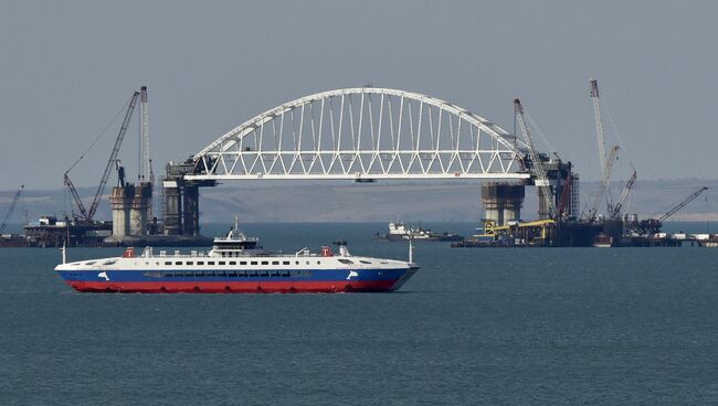 Железнодорожная арка строящегося моста через Керченский пролив, поднятая до проектной высоты. Архивное фото