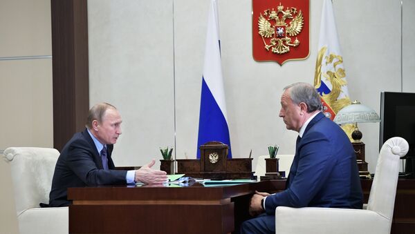 Президент РФ Владимир Путин и временно исполняющий обязанности губернатора Саратовской области Валерий Радаев во время встречи. 31 августа 2017