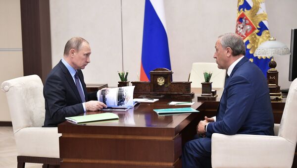 Президент РФ Владимир Путин и временно исполняющий обязанности губернатора Саратовской области Валерий Радаев во время встречи. 31 августа 2017