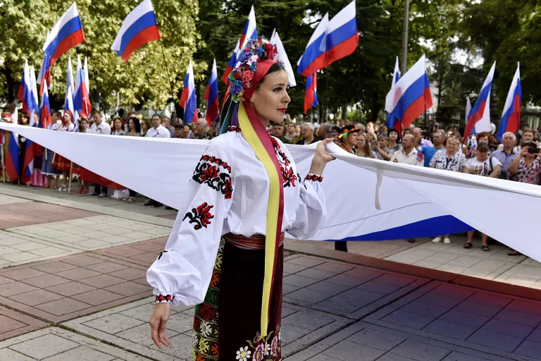 Участники празднования Дня Государственного флага Российской Федерации в Симферополе Участники празднования Дня Государственного флага Российской Федерации в Симферополе