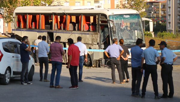 Полицейские в штатском на месте подрыва тюремного автобуса в Измире, Турция. 31 августа 2017