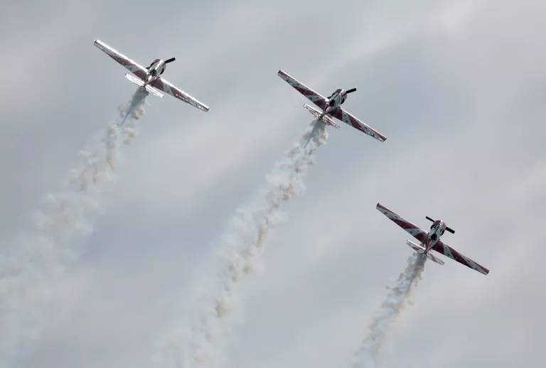Самолеты Як-52 пилотажной группы Открытое небо в Новосибирской области Самолеты Як-52 пилотажной группы Открытое небо в Новосибирской области