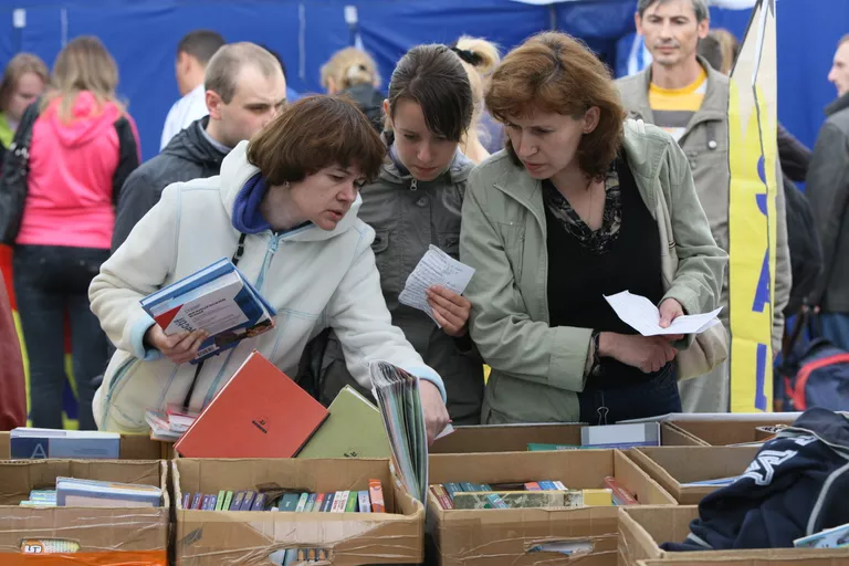 Покупатели выбирают учебники на общегородской школьной ярмарке в Новосибирске Покупатели выбирают учебники на общегородской школьной ярмарке в Новосибирске