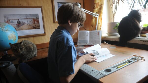 Мальчик читает учебник по истории