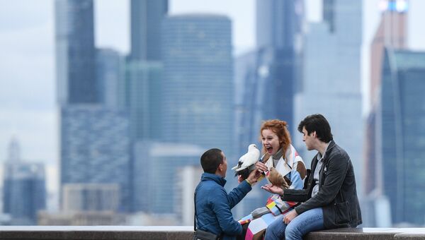 Молодые люди на смотровой площадке в Москве. Архивное фото