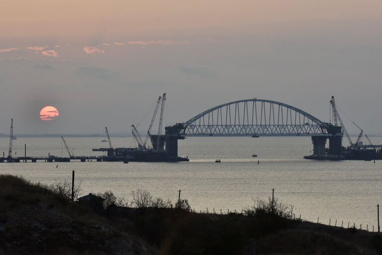 Железнодорожная арка строящегося моста через Керченский пролив, поднятая до проектной высоты.