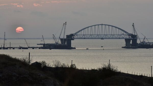 Железнодорожная арка строящегося моста через Керченский пролив, поднятая до проектной высоты
