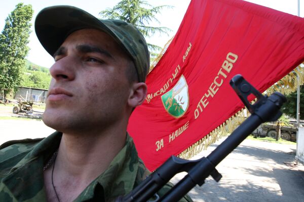 Военнослужащий артиллеристско-зенитного полка вооруженных сил Абхазии