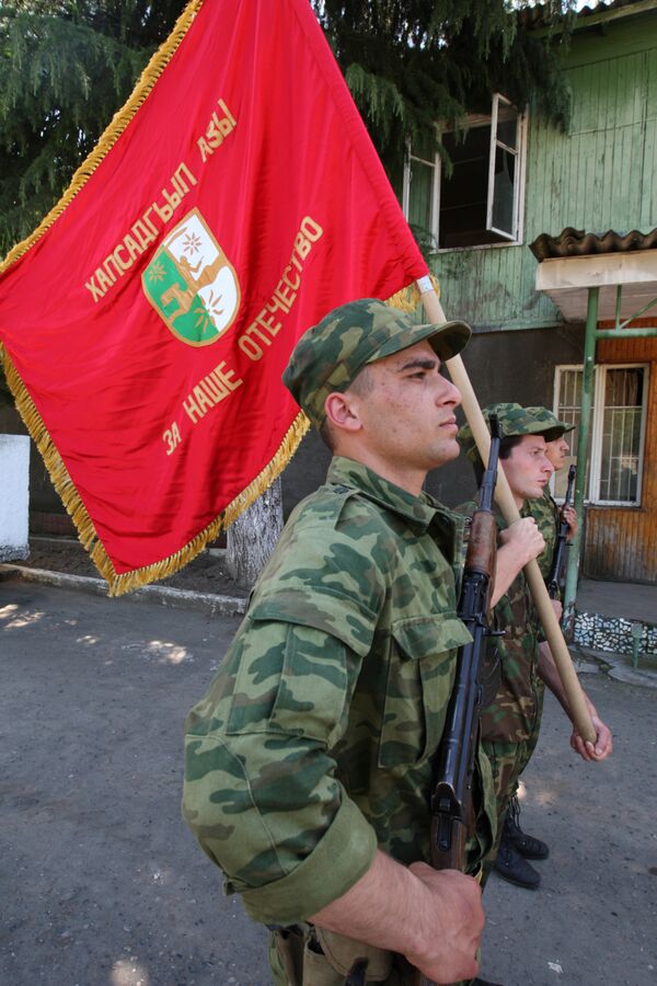 Военнослужащие артиллеристско-зенитного полка вооруженных сил Абхазии