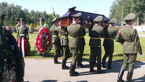 Похороны посла России в Судане Миргаяса Ширинского на кладбище города Минска, Беларусь. 31 августа 2017