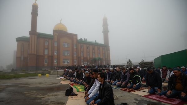 Мусульмане в день праздника жертвоприношения Курбан-байрам возле мечети имени шейха Кунта-Хаджи Кишиева в Новосибирске. 1 сентября 2017